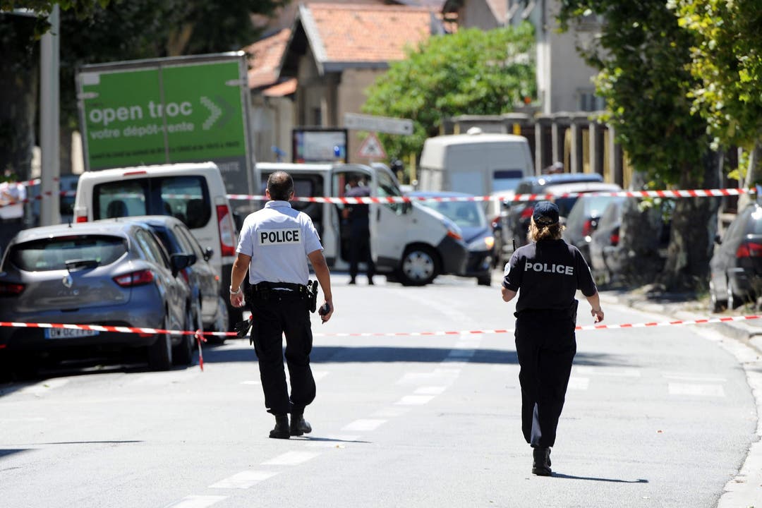 Französische Polizisten in der Nähe des Orts, wo der Lastwagen des Attentäter zum Stillstand kam.