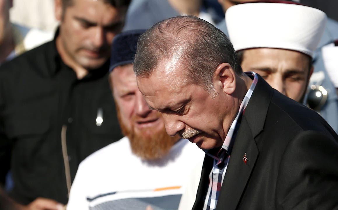Der türkische Staatschef Recep Tayyip Erdogan bricht bei der Trauerfeier für einen von Putschisten getöteten Freund in Tränen aus.