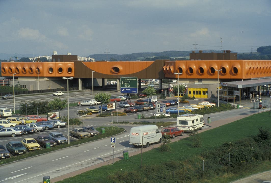 ... bis ins Jahr 2000 präsentierte sich die Raststätte in orange, der Brückenkragen war in braun gehalten.