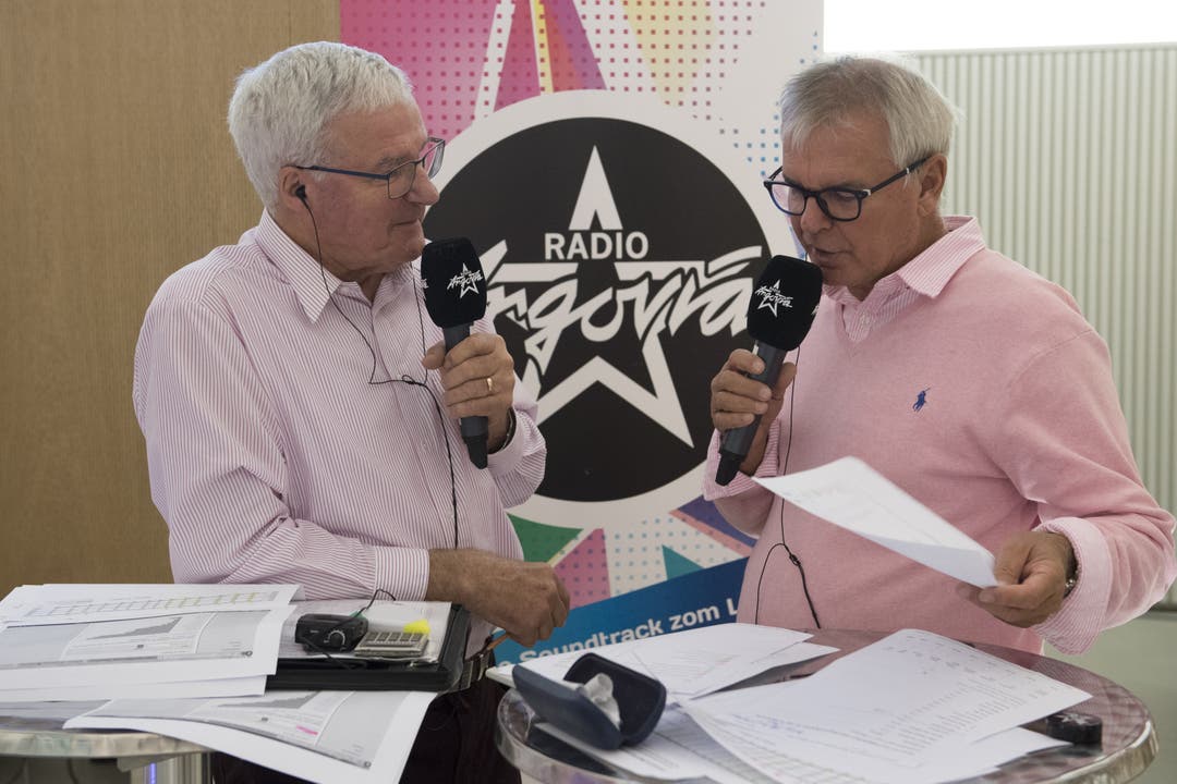 Radio Argovia im Grossratsgebäude: Hanspeter Widmer (links) und Jürgen Sahli (rechts) berichten live.