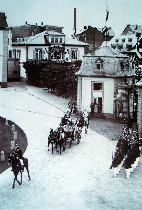 Kaiser Wilhelm II. neben Fürst Wilhelm zu Wied in der "Viktoria" bei der Abfahrt aus dem Schlosshof anlässlich seines Besuchs 1897 in Neuwied.