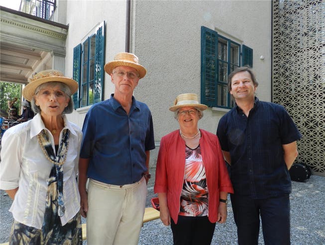 Yvonne Amsler, Stephan Stäger, Elisabeth Zimmermann-Mäschli und Silvio Muriset (von links) vor dem Strohmuseum Im Park.