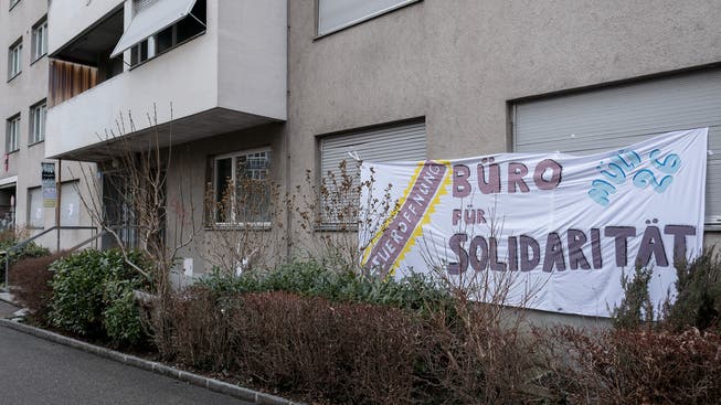 Nach einer Demo im Januar geht der Widerstand gegen die Massenkündigung durch die Pensionskasse Basel-Stadt mit einer Hausbesetzung weiter.
