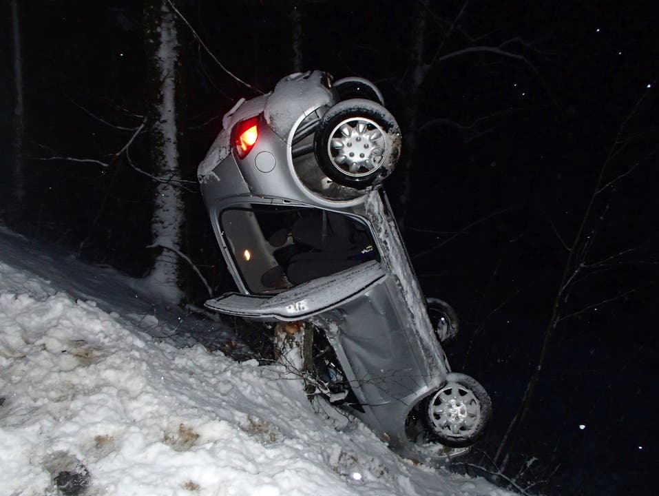 Sulz (AG), 16. Januar 2017 Eine Autolenkerin kam wegen Schnee auf der Strasse von der selbigen ab. Sie rutschte einen Hang hinunter und ein Baumstrunk verhinderte einen Sturz in 30 Meter Tiefe. Die Lenkerin blieb unverletzt.