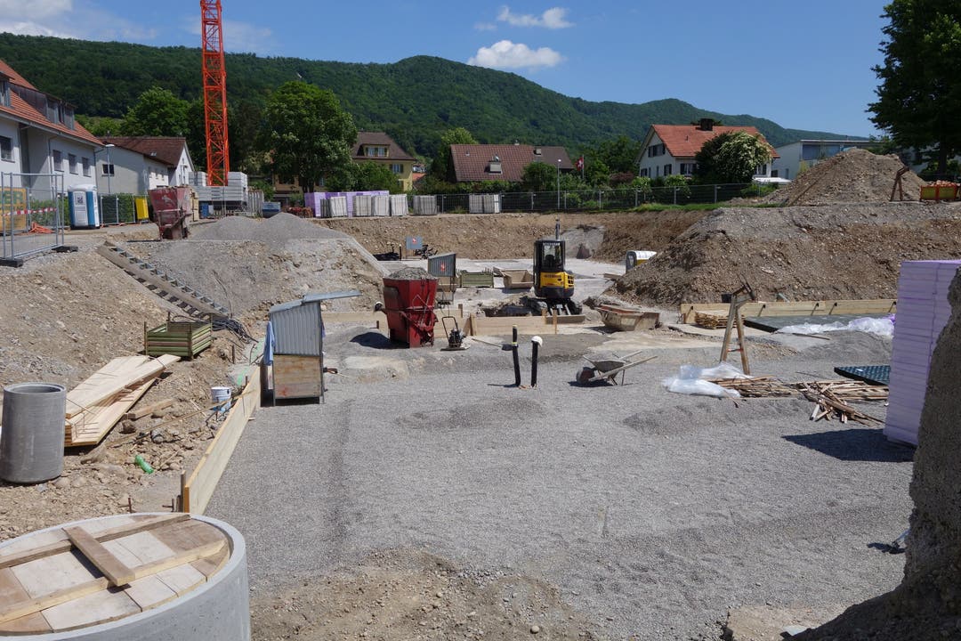 Wo heute das Schulhaus steht, klaffte im Sommer 2015 noch eine Baugrube