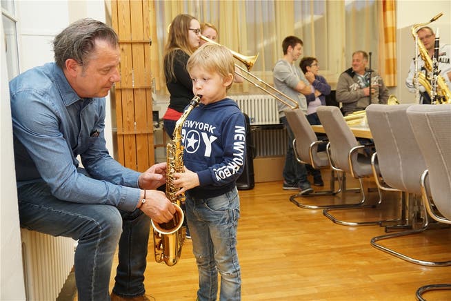 Thomas Inderbinen hilft Jairo Stocker bei seinen Saxophon-Versuchen. SIH