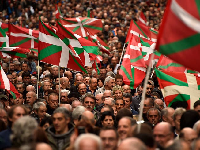 Demonstranten mit Basken-Flaggen in Spanien. Die Demonstranten forderten die Freilassung von ETA-Aktivisten. (Archiv)