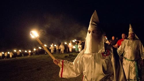 Der Ku Klux Klan feiert den Sieg von Donald Trump. Die Unterorganisation des Klans im Bundesstaat North Carolina kündigte einen Marsch für den 3. Dezember an. (Archivbild eines Fackelmarsches vom April im US-Bundesstaat Georgia).