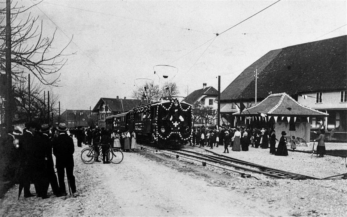 Der Eröffnungszug vor 100 Jahren in Moosseedorf.