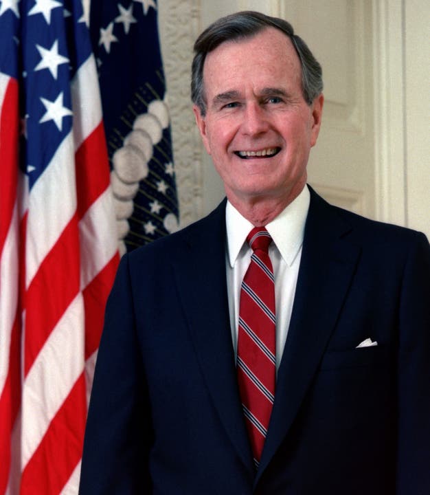 George Bush (1989-1993) Der Republikaner und Vater von George W. Bush befürwortet die deutsche Wiedervereinigung. Die Invasion in Panama findet ohne internationale Zustimmung statt.