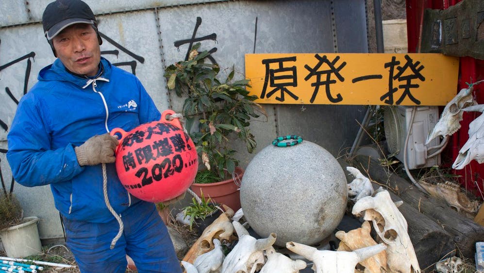 Masami Yoshizawa ist Bauer und und Anti-Atom-Aktivist. Seine "Ranch of Hope" liegt 14 Kilometer vom zerstörten Atomkraftwerk Fukushima entfernt in Odaka. Er hält dem Druck der Regierung trotzig stand, die sein verstrahltes Vieh töten will. Die rote Boje symbolisiert eine Bombe, auf der steht, dass Tokio 2020 von einem grossen Erdbeben heimgesucht wird.