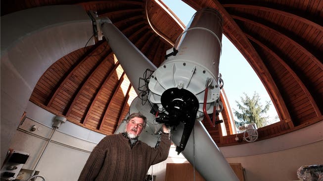 Charles Trefzger mit dem Cassegrain-Teleskop in der Sternwarte Metzerlen.
