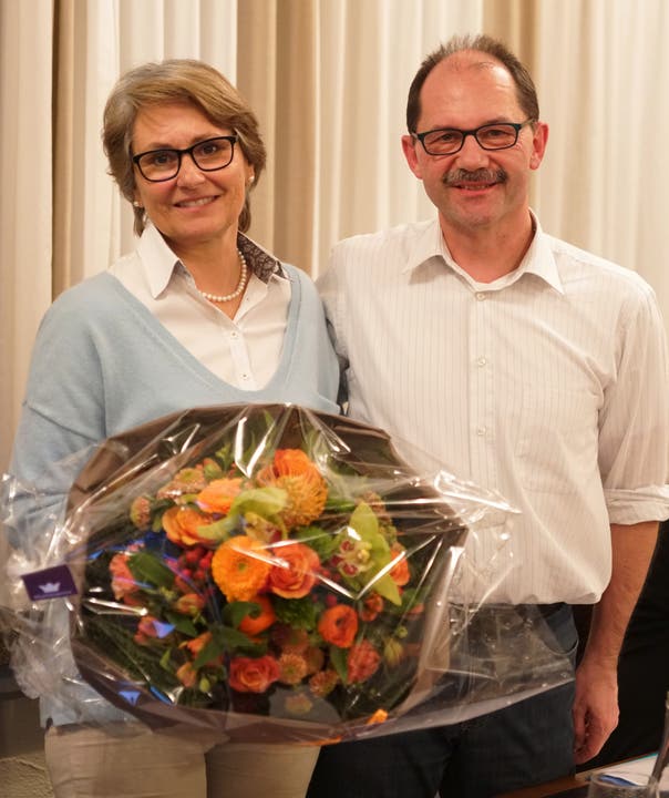 Wiederwahl Pia Siegrist wurde als Präsidentin bestätigt und durfte von Paul Stehrenberger einen schönen Blumenstrauss entgegen nehmen.