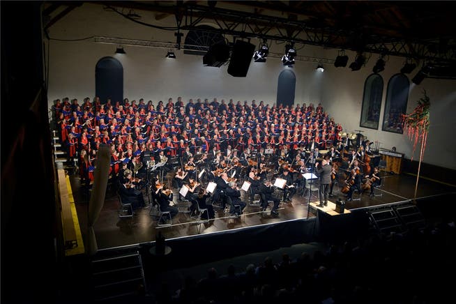 Allein schon die Masse ist Spektakel: der Classic Festival Chor und die Kammerphilharmonie Europa unter Leitung von Markus Oberholzer. Hansjörg Sahli