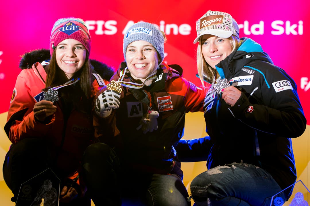 Tina Weirather (Silber), Nicole Schmidhofer (Gold) und Lara Gut (Bronze) bei der Siegerehrung.