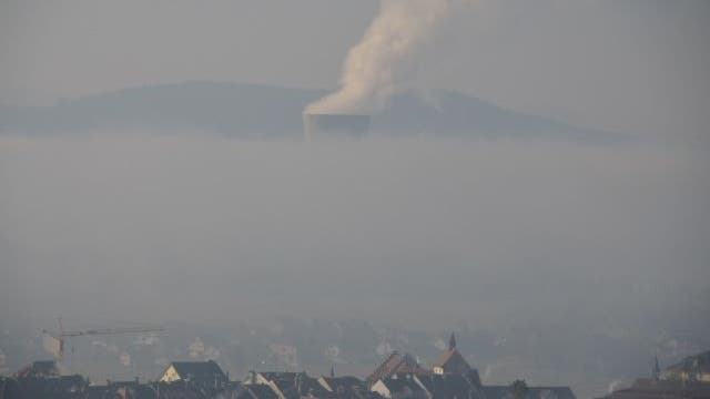 Dampf aus dem Kühlturm das AKW Leibstadt