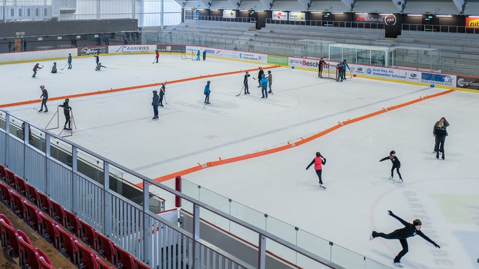 Die renovierte Halle der Kunsteisbahn Aarau. Hier spielen Buben Eishockey und Mädchen trainieren Eiskunstlauf.