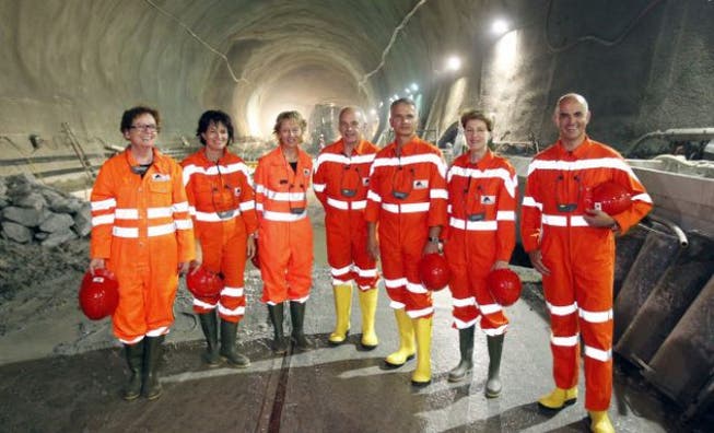 Doris Leuthard, Eveline Widmer-Schlumpf, Ueli Maurer, Didier Burkhalter, Simonetta Sommaruga und Alain Berset im Neat-Tunnel. Foto: Keystone