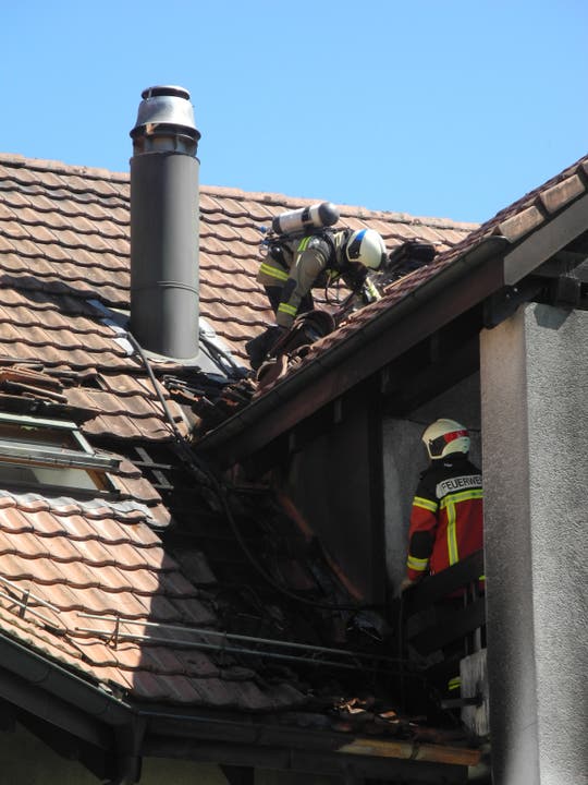 Das Dach musste abgedeckt werden, um den Brand vollständig zu löschen.