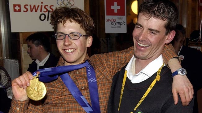 Nationaltrainer Berni Schödler trägt Doppelolympiasieger Simon Ammann 2002 ins Swiss House in Salt Lake City.Key