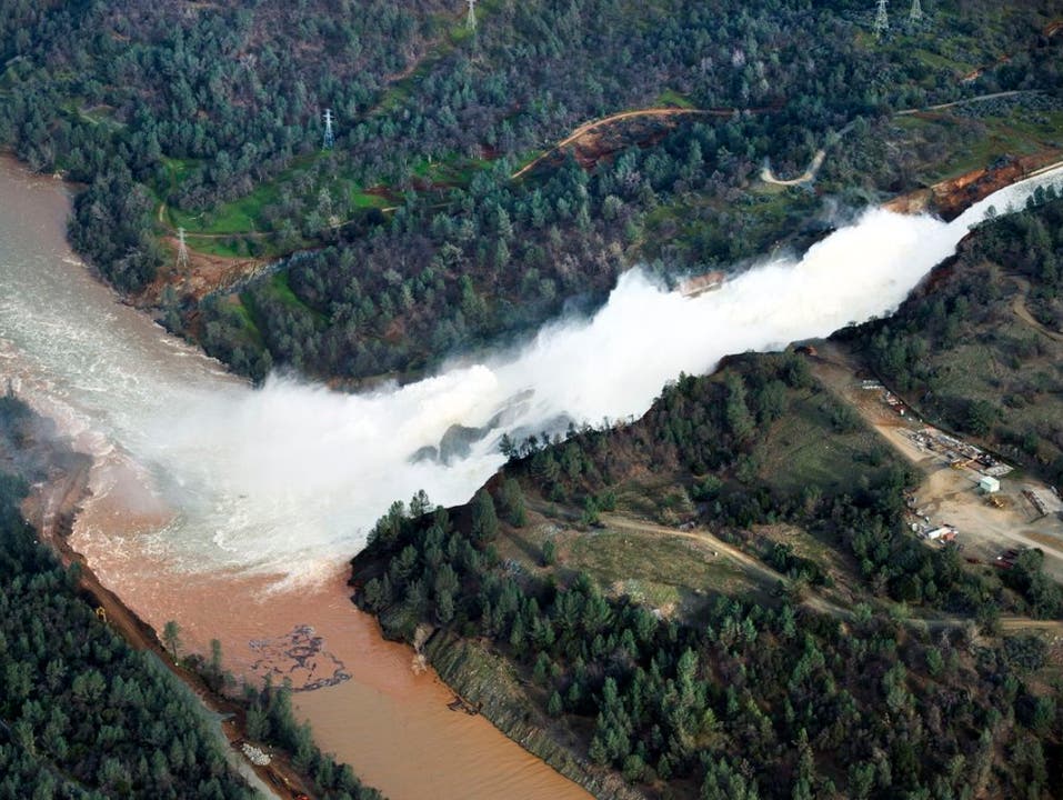 Die Wassermassen rauschen durch den Notausfluss des überfüllten Oroville-Stausees.
