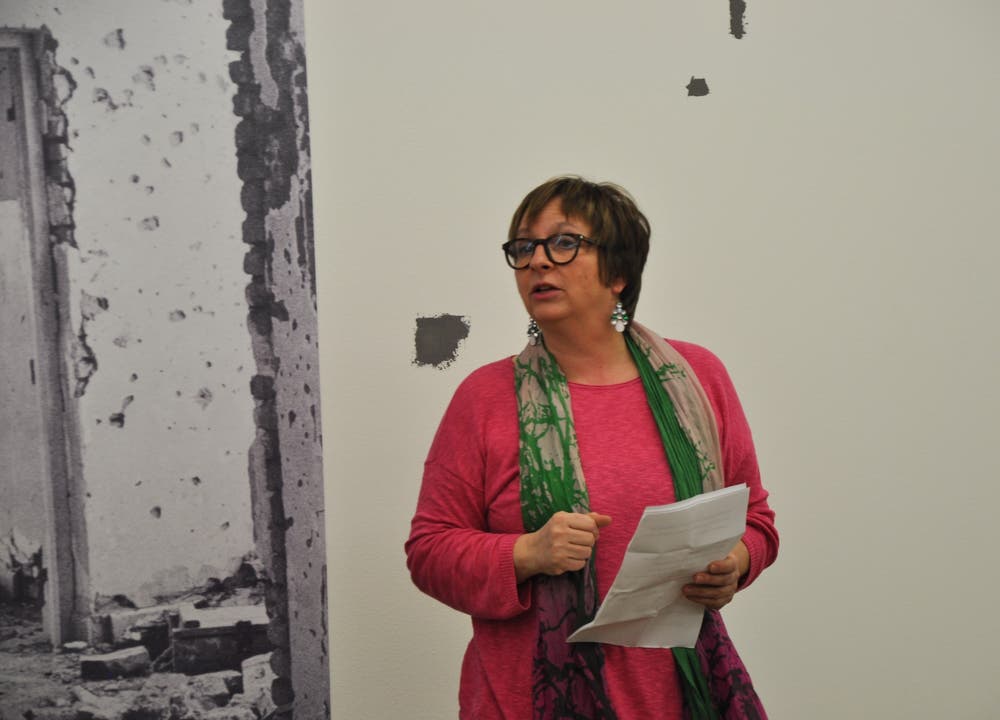 Leiterin des Kunstraums Claudia Spinelli führt in die Ausstellung Tschopps