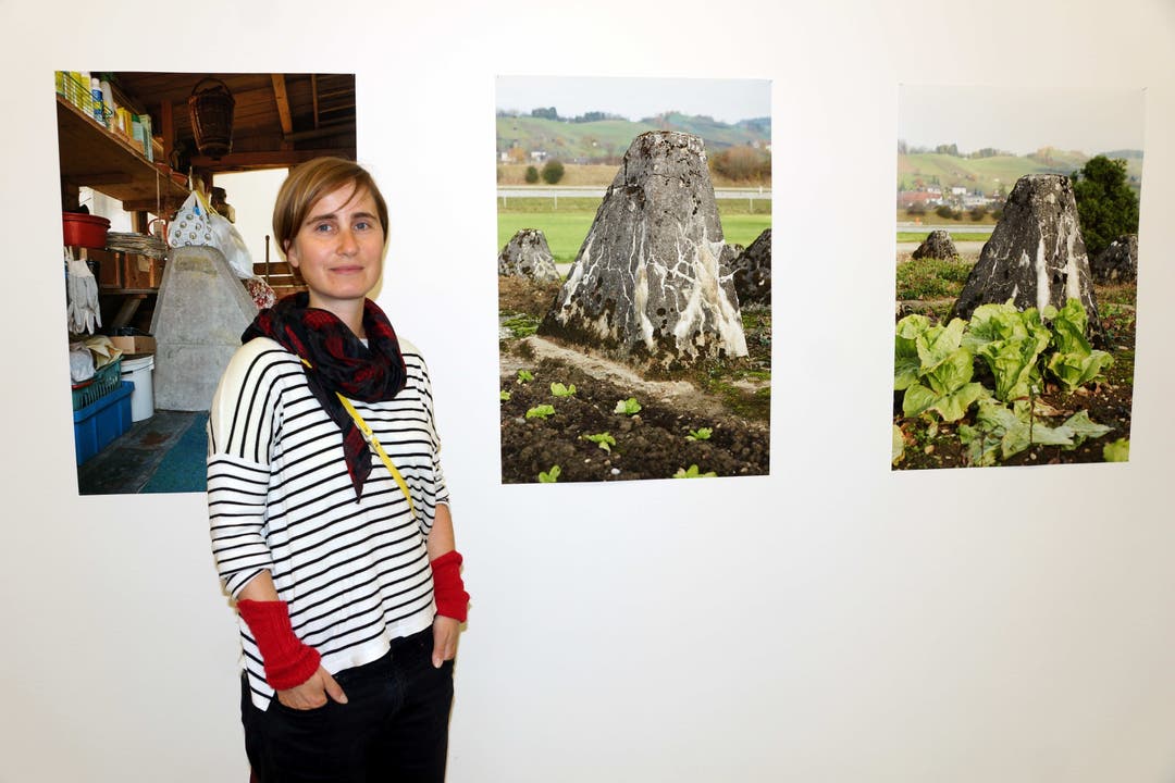 Gabi Vogt vor ihren Fotos der Panzersperren in Frick. Heute sind die Relikte des Widerstands im zweiten Weltkrieg von Gemüsebeeten umwuchert