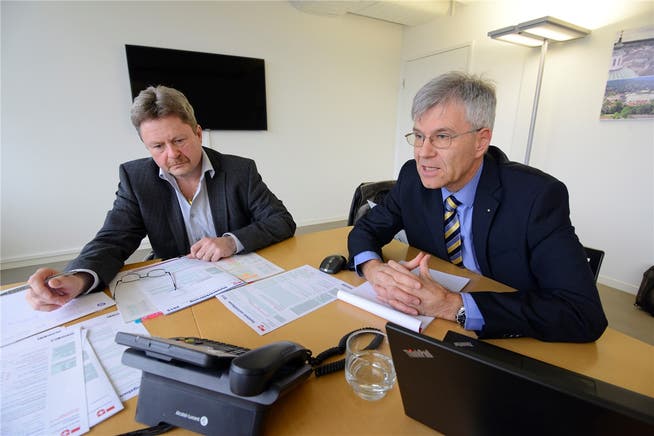 Daniel Siegenthaler (l.) und Donatus Hürzeler geben am Steuertelefon der az Solothurner Zeitung und des az Grenchner Tagblatts Auskunft.