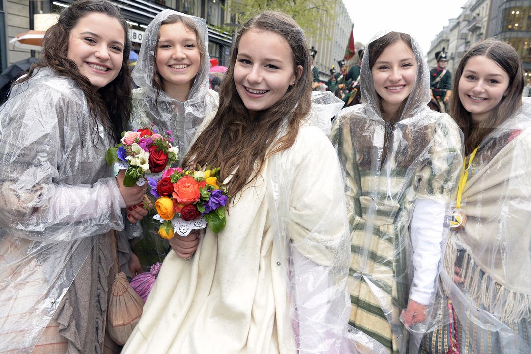 Junge Zünfterinnen strahlten trotz Regen beim traditionellen Sechseläutenumzug.