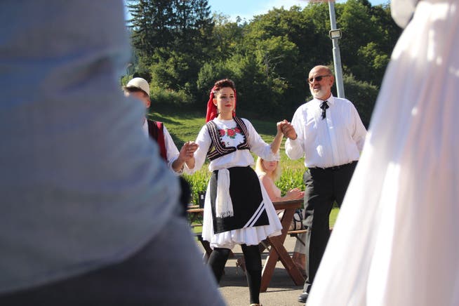 Am Dorffest der Oberwynentaler Gemeinde Burg tanzten auch Albaner, Italiener, Deutsche und Brasilianer mit.