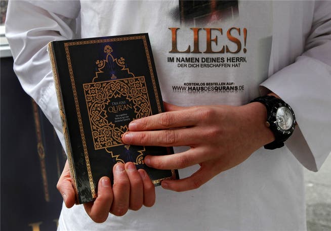 Salafisten verschenken den Koran. Auch an der Bahnhofstrasse in Zürich oder in Winterthur. Der verhaftete S. soll enge Kontakte zur Führung von "Lies!" unterhalten haben. KEYSTONE