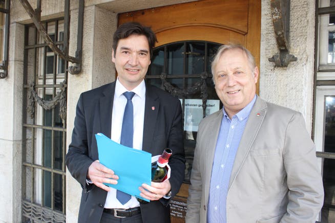 Peter Brotschi (rechts) reichte Stadtpräsident François Scheidegger am Freitag auch noch 121 «physische» Unterschriften nach gegen die Einstellung der Glassammlung.