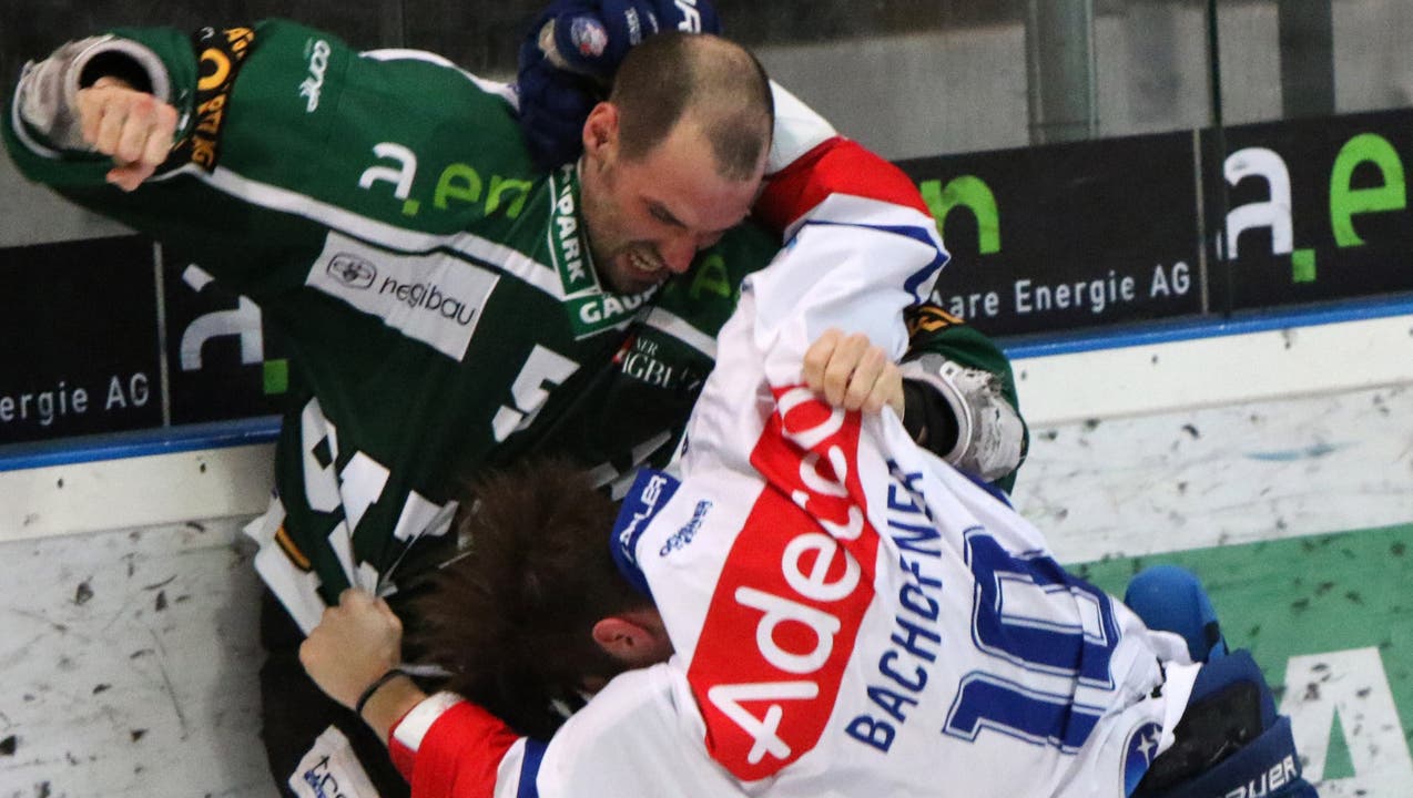 Szenen wie in der NHL: Oltens Marc Grieder und Lions-Spieler Bachofner liefern sich einen Faustkampf.