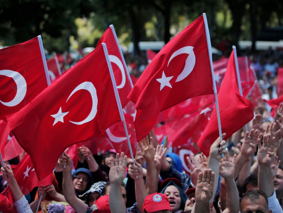 Nach dem gescheiterten Putschversuch in der Türkei hat das Bildungsministerium landesweit 15'200 Staatsbedienstete aus seinem Verantwortungsbereich vom Dienst suspendiert. (Archivbild)