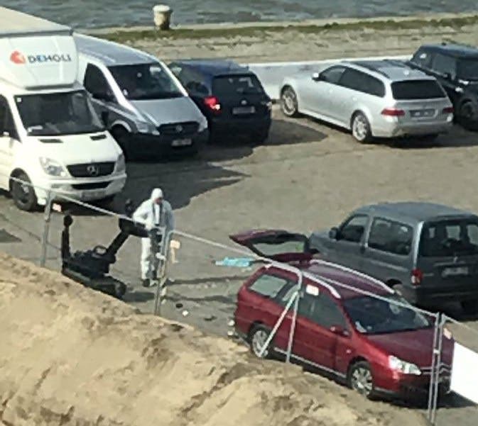 Im Kofferraum seines Fahrzeuges (rotes Auto im Bild) fanden Ermittler nach Angaben der Staatsanwaltschaft Stichwaffen sowie ein Gewehr.