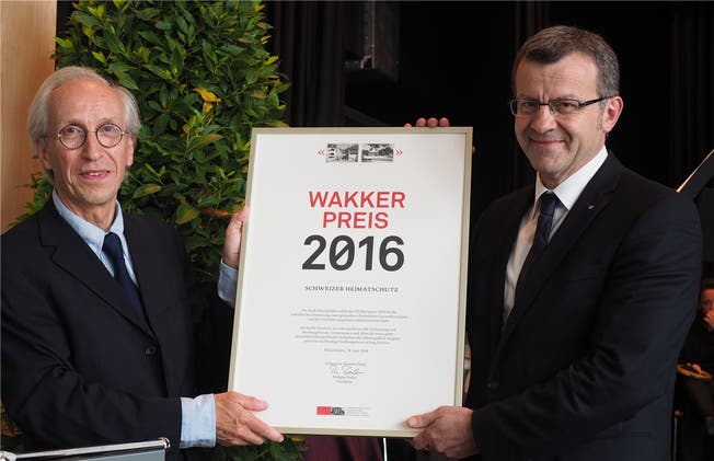 Philippe Biéler (l.) vom Schweizer Heimatschutz übergibt Stadtammann Franco Mazzi das Zertifikat: Rheinfelden erhält den Wakker-Preis 2016. Fotos: HCW