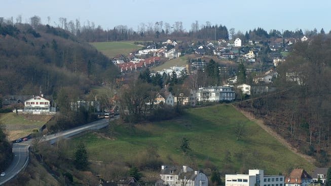 Blick auf die Badener Ortsteile Allmend und Münzlishausen (ganz oben). Hier erlitt ein Anwohner einen doppelten Beinbruch, als er auf dem vereisten Trottoir stürzte.