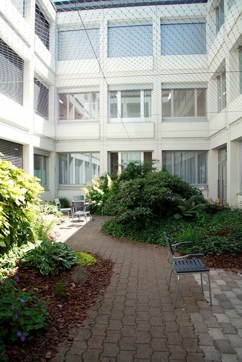 Innenhof der Klinik Königsfelden, mit einem Gitter abgesperrt.