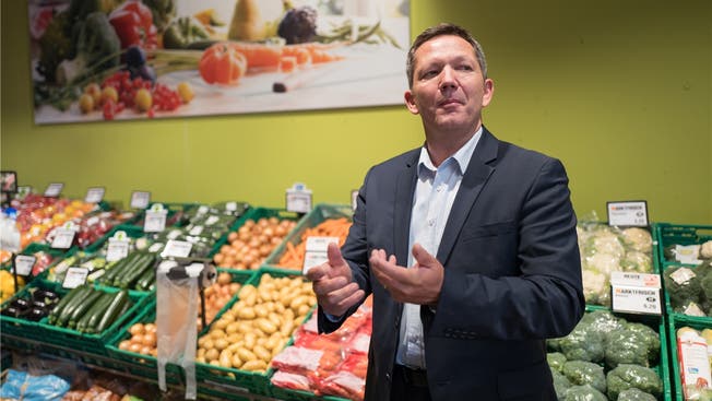 Reto Sopranetti, Leiter der Direktionen Supermarkt und Gastronomie, bei der Einweihung des neuen Migros-Supermarkts in Seon.