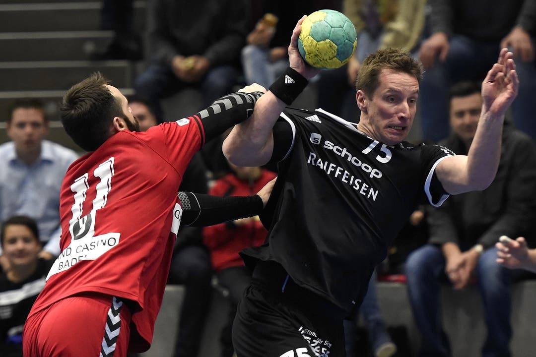 Nemanja Sudzum (links, Endingen) gegen Badens Spielertrainer Björn Navarin (rechts).