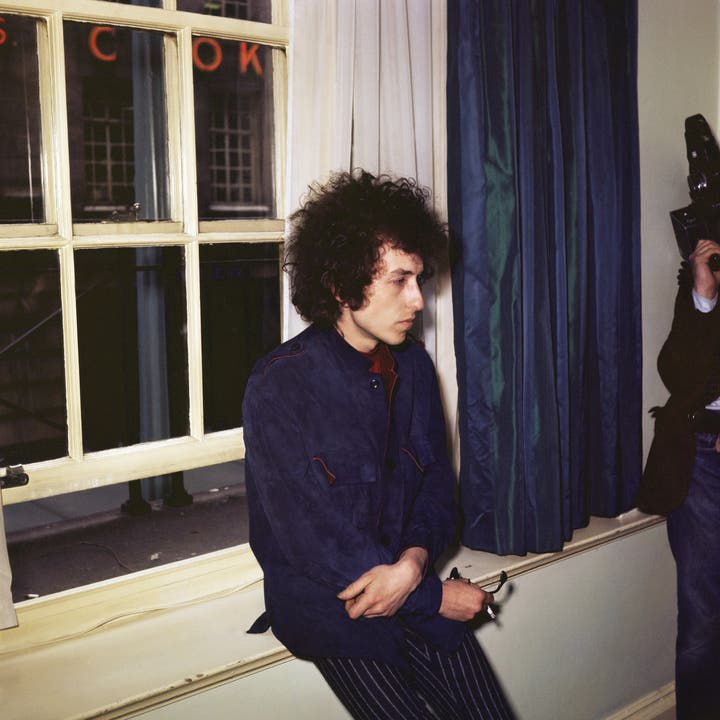 Im grössten Tohuwabohu driftete er ab in andere Sphären. Schrieb selbst im Trubel von Partyzimmern Lieder, als wäre er allein: Bob Dylan während der Sechzigerjahre.
