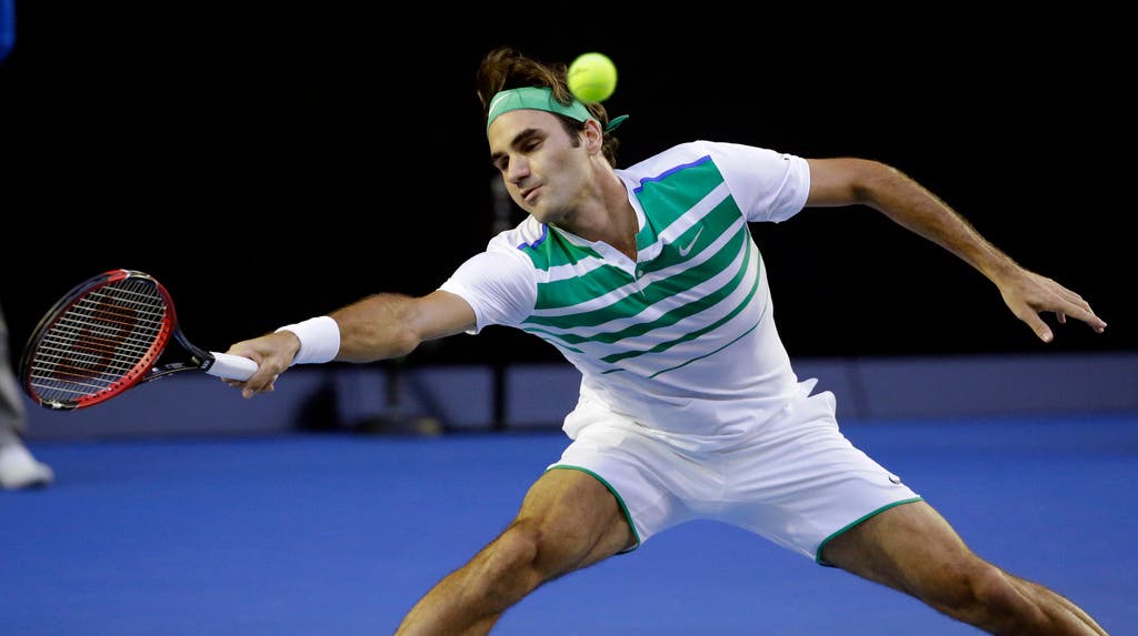 Federer muss sich strecken um diesen Ball noch zu erreichen.