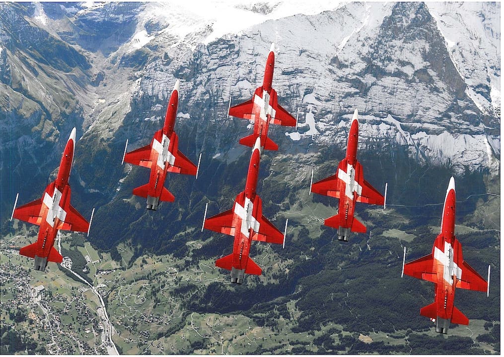 Beliebte Kunstflugstaffel der Armee: Die Patrouille Suisse über dem Berner Oberland.