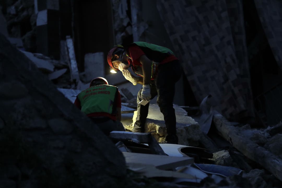 Auch in der Nacht gingen die Rettungsarbeiten nach dem Erdbeben in Italien in den betroffenen Gebieten weiter.