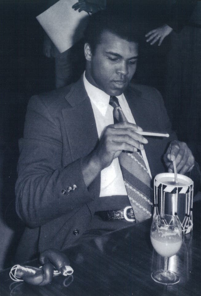 Jemand schenkte Ali eine Läggerli-Dose in Form einer Basler Trommel. Edgar Gilgen hielt den Moment fest.
