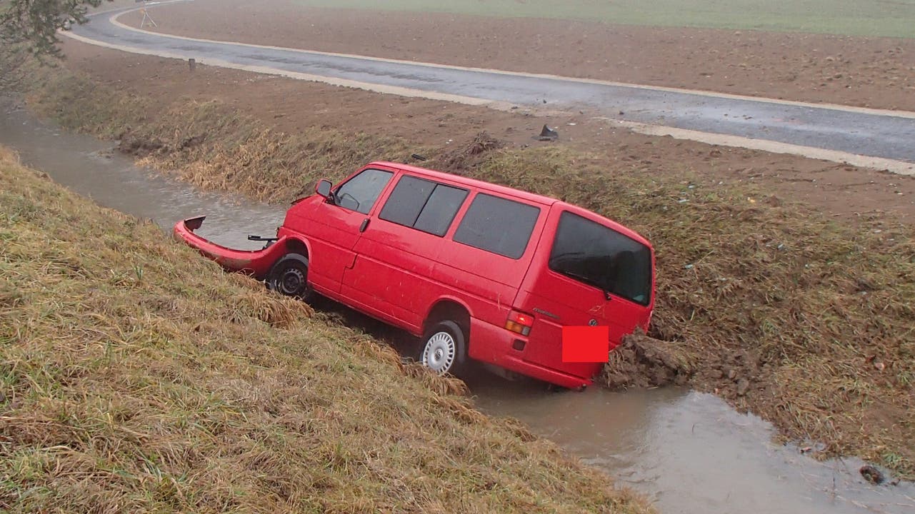 Rüfenach (AG), 1. Februar Weil ein VW-Fahrer in einer Linkskurve mit seinem Radio beschäftigt war, verlor er die Herrschaft über seinen Wagen und geriet ins Schleudern. Er landete in der Folge in einem Bachbett.