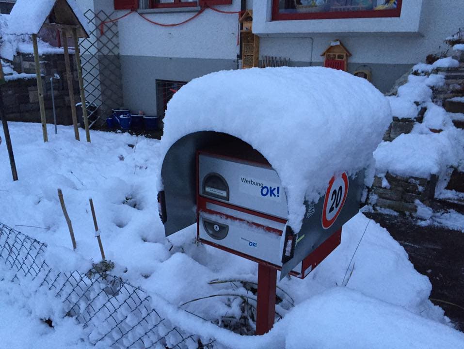Viel Schnee fiel auch in Utzenstorf - dieser Briefkasten ist aber gut geschützt.