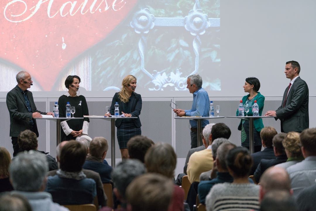 Diskussion über Gewalt in den eigenen vier Wänden. Das Podium zum Thema häusliche Gewalt in der Aula der Berufsschule Aarau. Von links nach rechts: