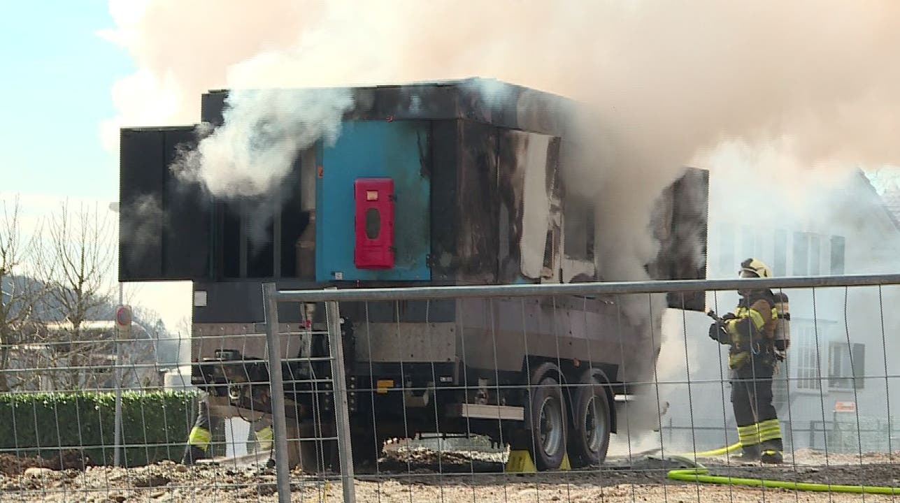Rickenbach (SO), 23. März 2017 Am Donnerstagmittag gerät ein Luftkompressor, der auf einer Baustelle für Erdwärmebohrungen zum Einsatz kam, in Flammen.
