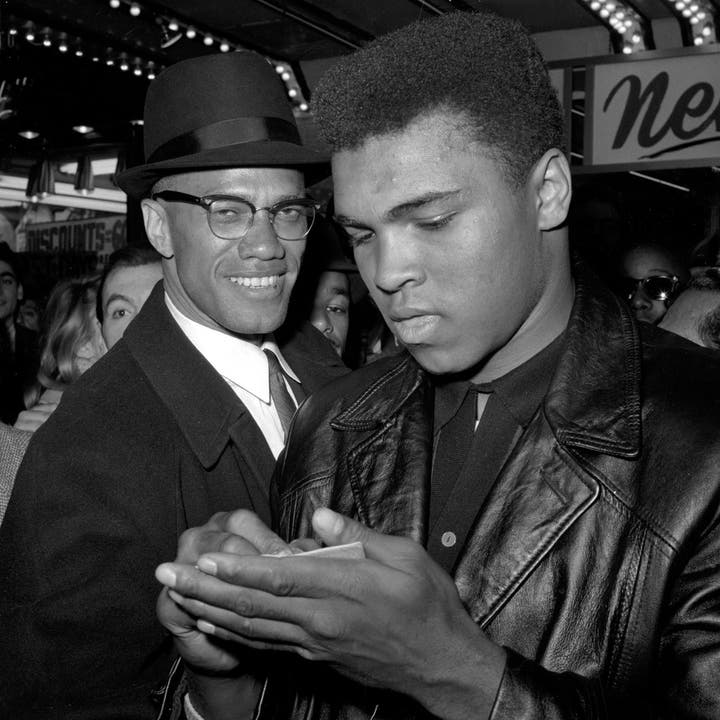 1964: Muhammad Ali steht mit Malcolm X in New York.